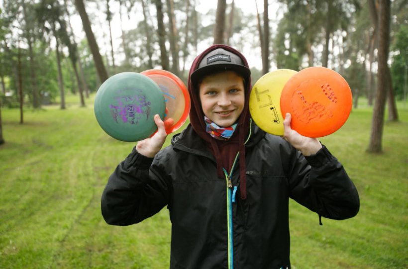 Stovykloje diskgolfu susidomėjęs 14-metis Adomas tapo šio žaidimo ambasadoriumi